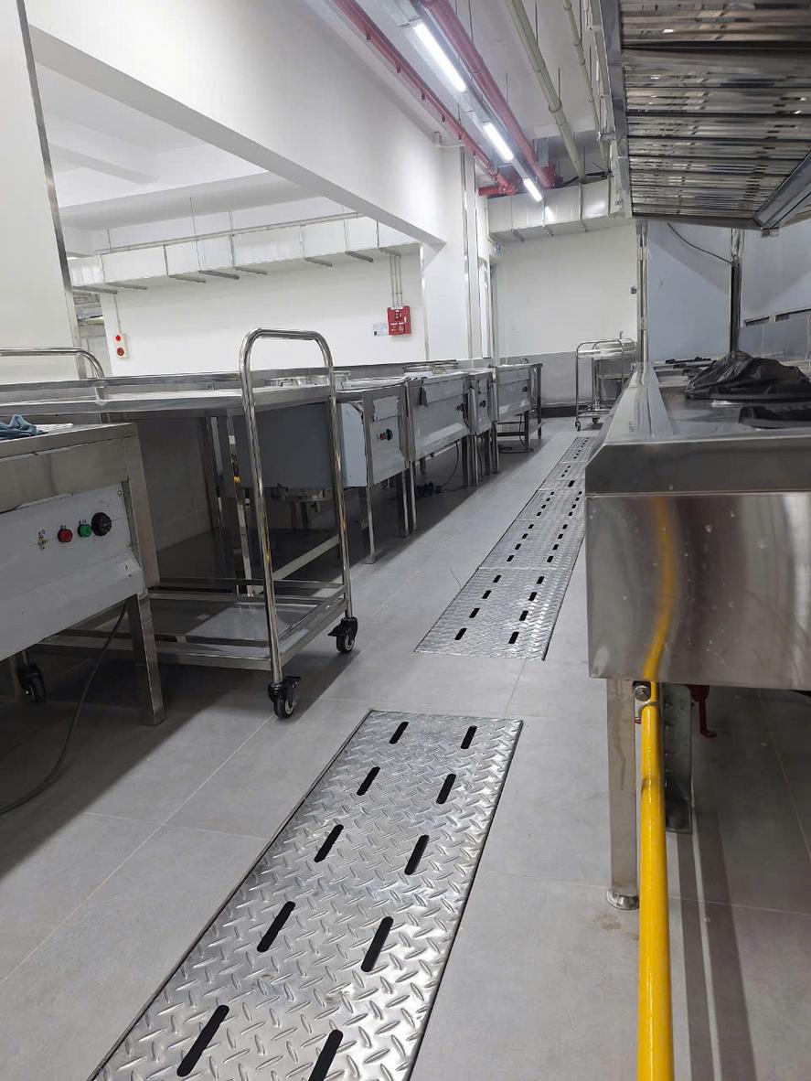 Thoát sàn bếp công nghiệp 1000x200x100mm inox 304 cho bếp chuyên nghiệp.