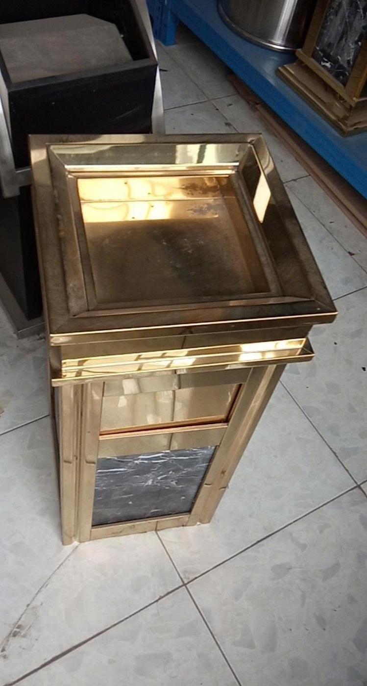 Mẫu thùng rác inox có gạt tàn và cảm ứng cho không gian cao cấp.