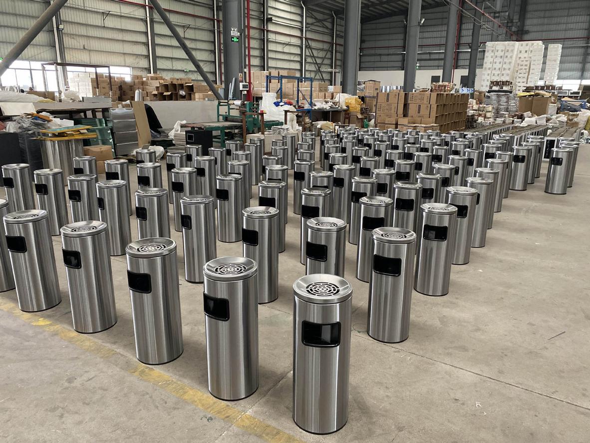 So sánh thùng rác inox với thùng rác nhựa trong sử dụng thực tế.