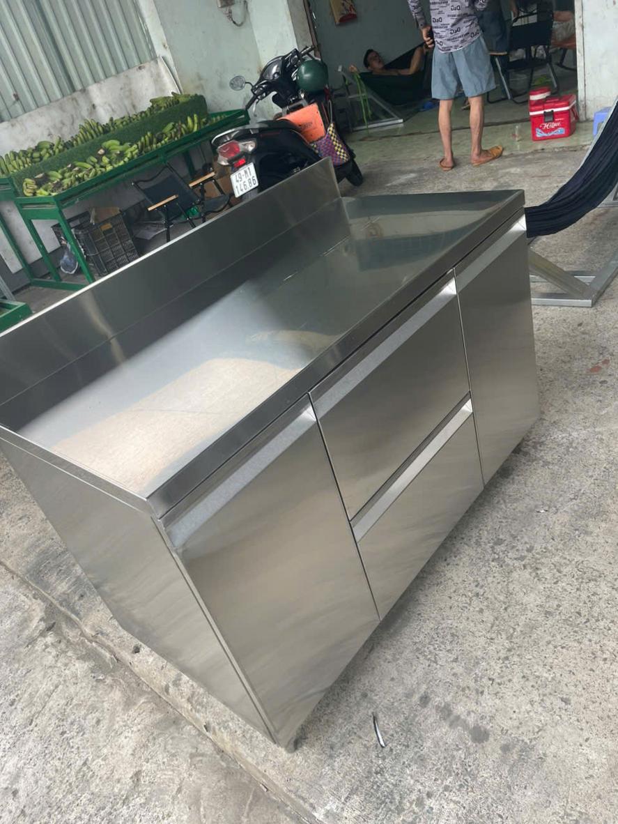 Nhóm tủ lưu trữ inox cho khu sơ chế, nấu và ra món.