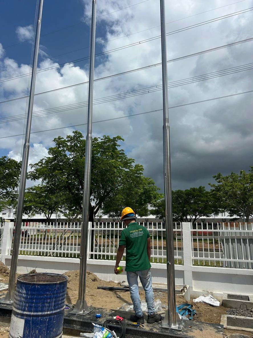 Quy trình thi công và lắp đặt cột cờ inox 304 cao 8m tại xưởng và công trình - Cơ Khí Đại Việt