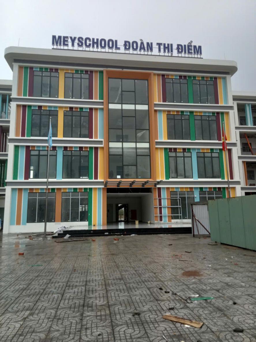Cột cờ inox 304 đang thi công cho Trường Meyschool Đoàn Thị Điểm - Dự án Trường Meyschool Đoàn Thị Điểm - Cơ Khí Đại Việt