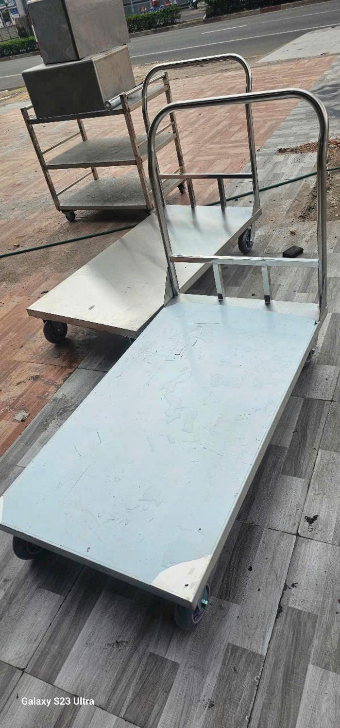 Xe đẩy inox công nghiệp được gia công theo tải trọng và kích thước riêng.