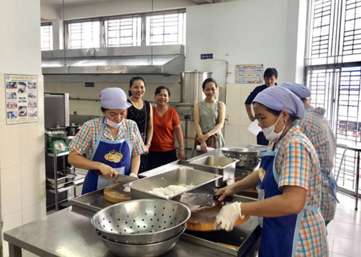 Xưởng gia công inox 304 của Cơ Khí Đại Việt tại Nhơn Trạch, Đồng Nai phục vụ các dự án bếp công nghiệp và bếp trường học.