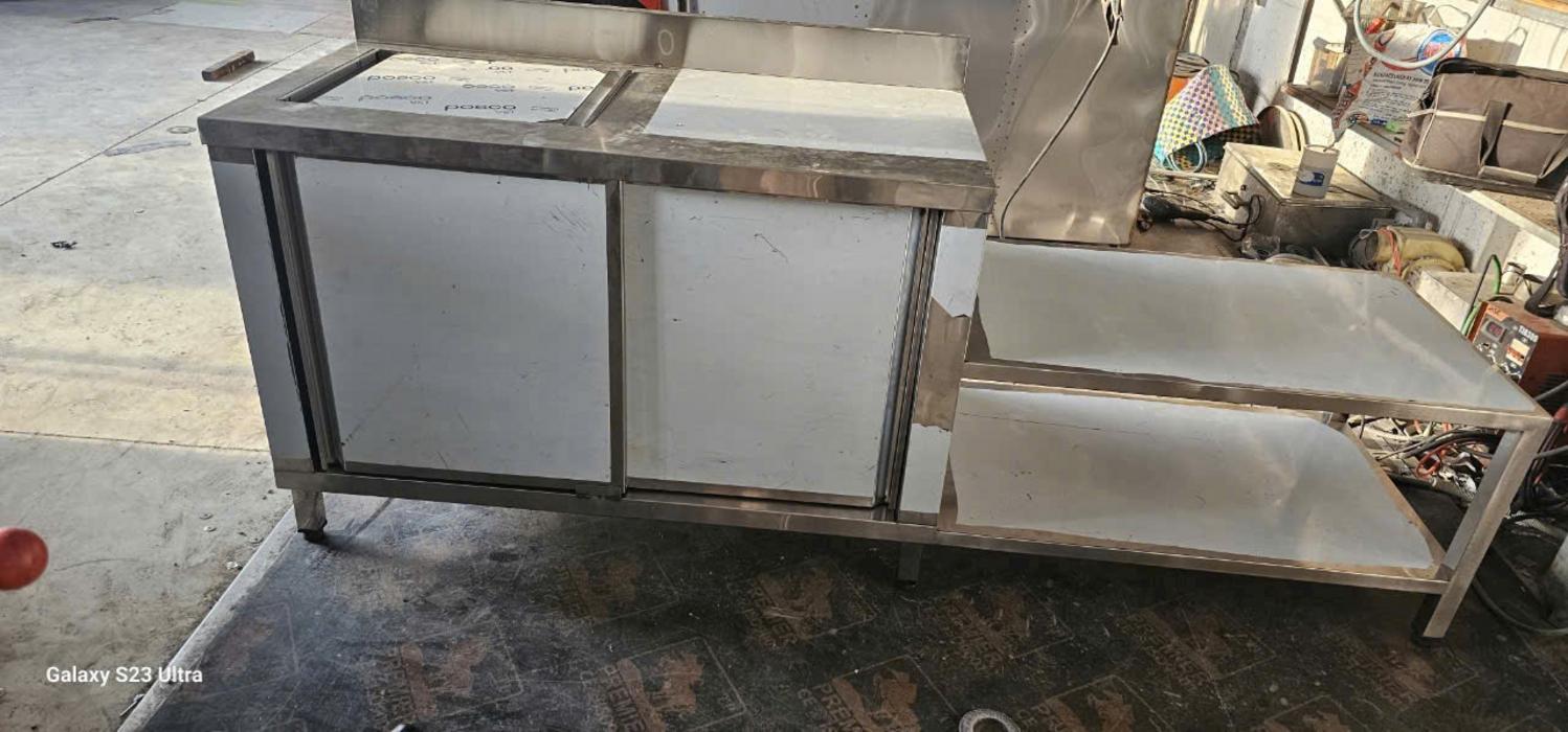 Bảng so sánh 5 tiêu chí thực tế giữa chậu rửa có sẵn và chậu gia công.