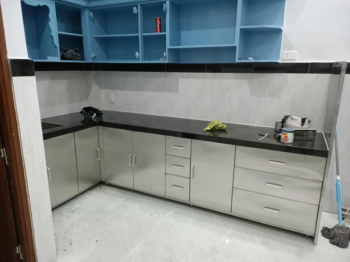 Các yếu tố chính ảnh hưởng đến báo giá thi công tủ bếp công nghiệp.