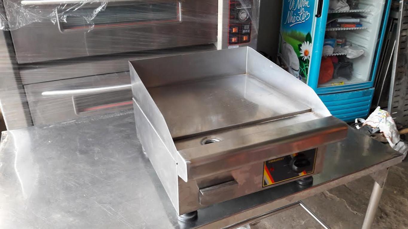 Mặt bếp nửa phẳng nửa nhám và 2 họng đốt giúp GG2BHR-17 phục vụ nhiều món cùng lúc.