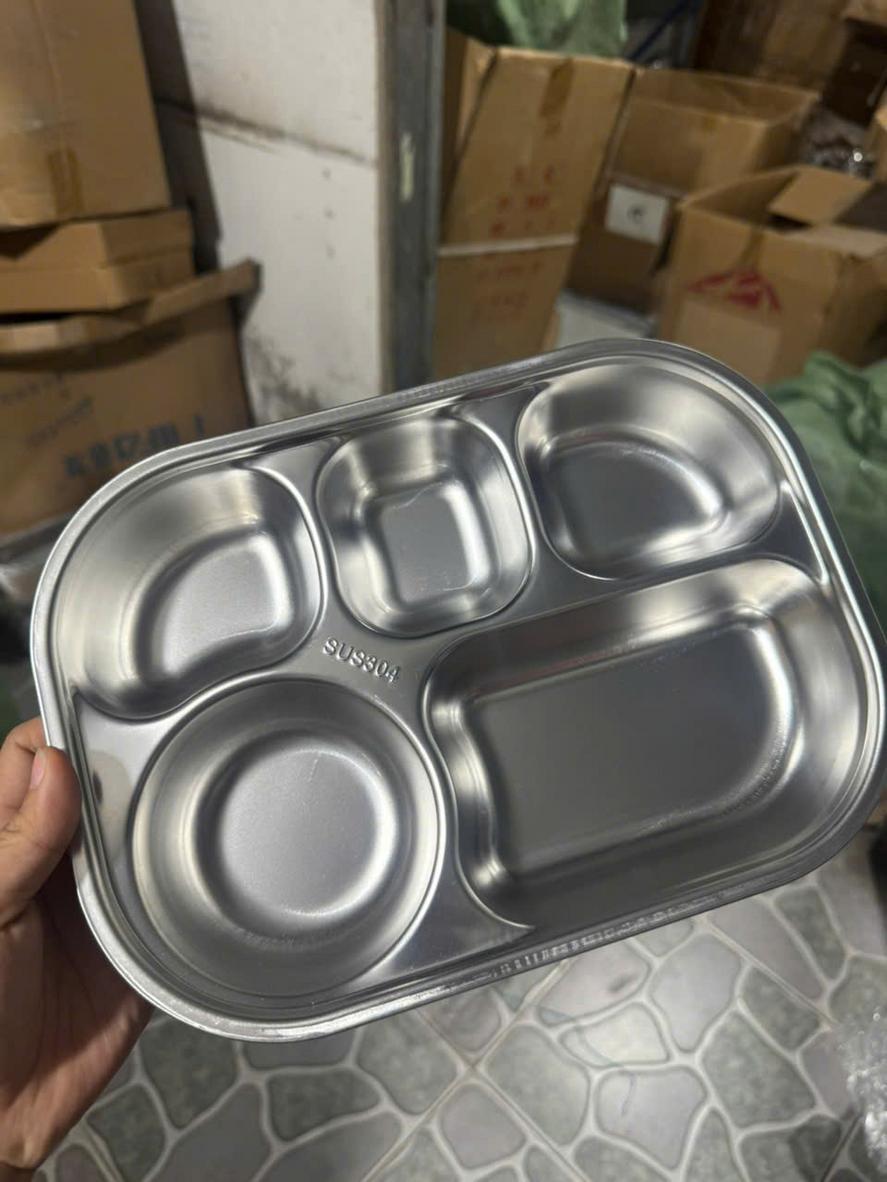 Chốt kích thước trước giúp tránh mua sai hoặc phải đặt lại khay inox.