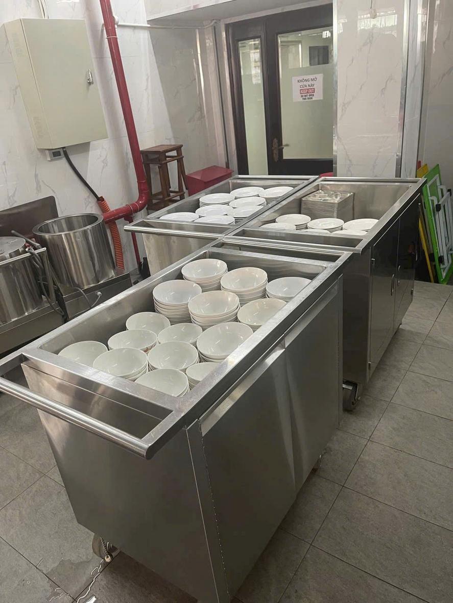Danh mục khu chức năng và thiết bị thường dùng trong bếp trường học.