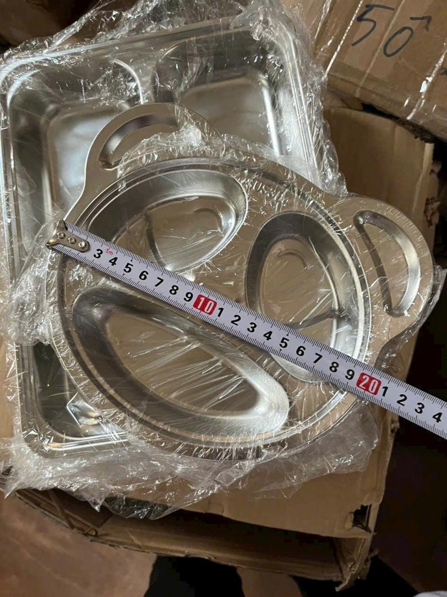 Khay inox đúng kích thước giúp bếp vận hành nhanh và gọn hơn.