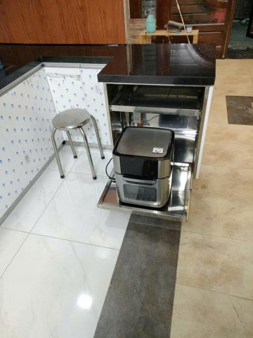 Giải đáp các câu hỏi phổ biến về thi công tủ bếp công nghiệp.