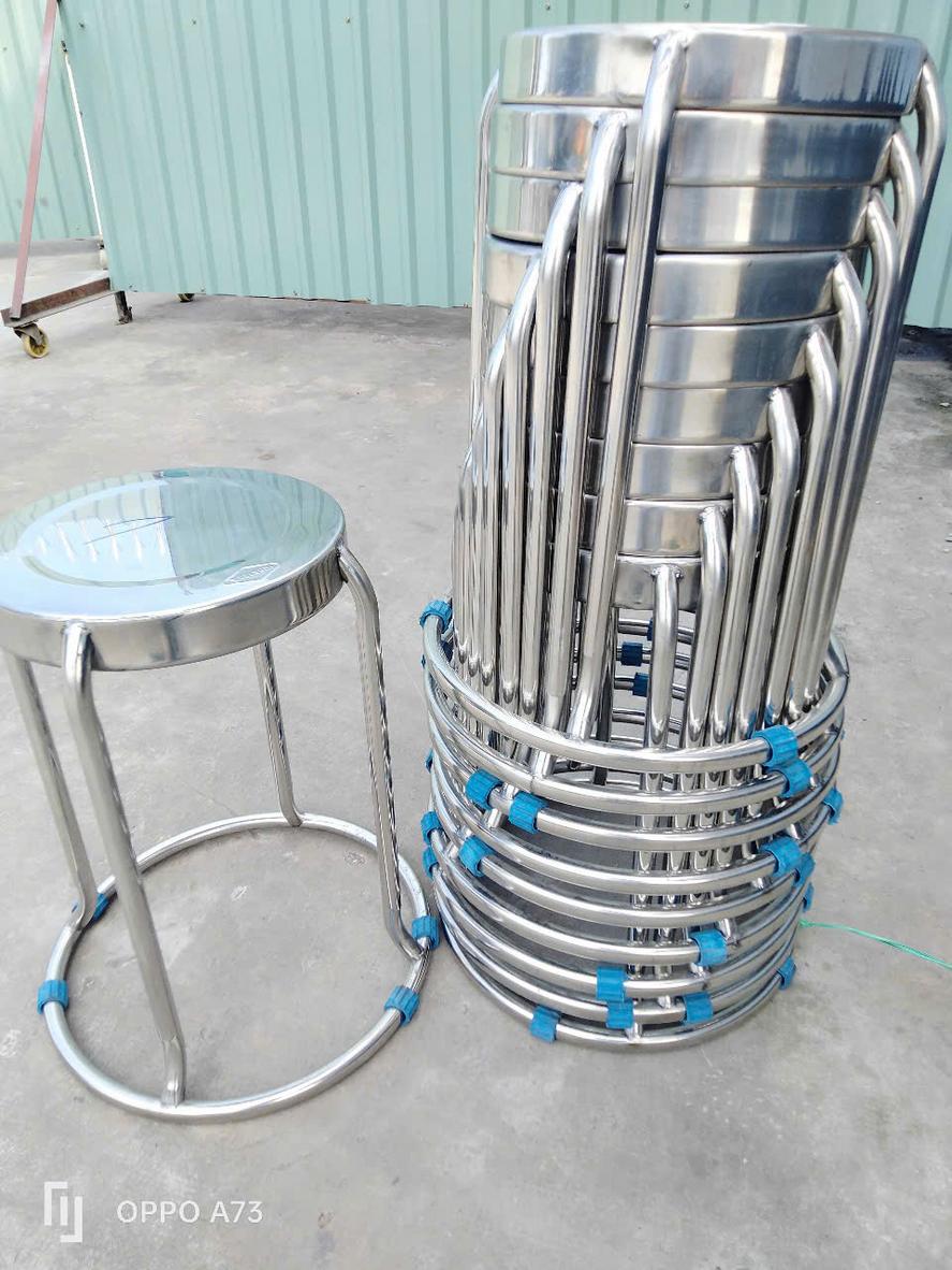 Hàn TIG khí Argon và máy chấn CNC giúp mặt ghế inox 32-8D bền và đẹp hơn.