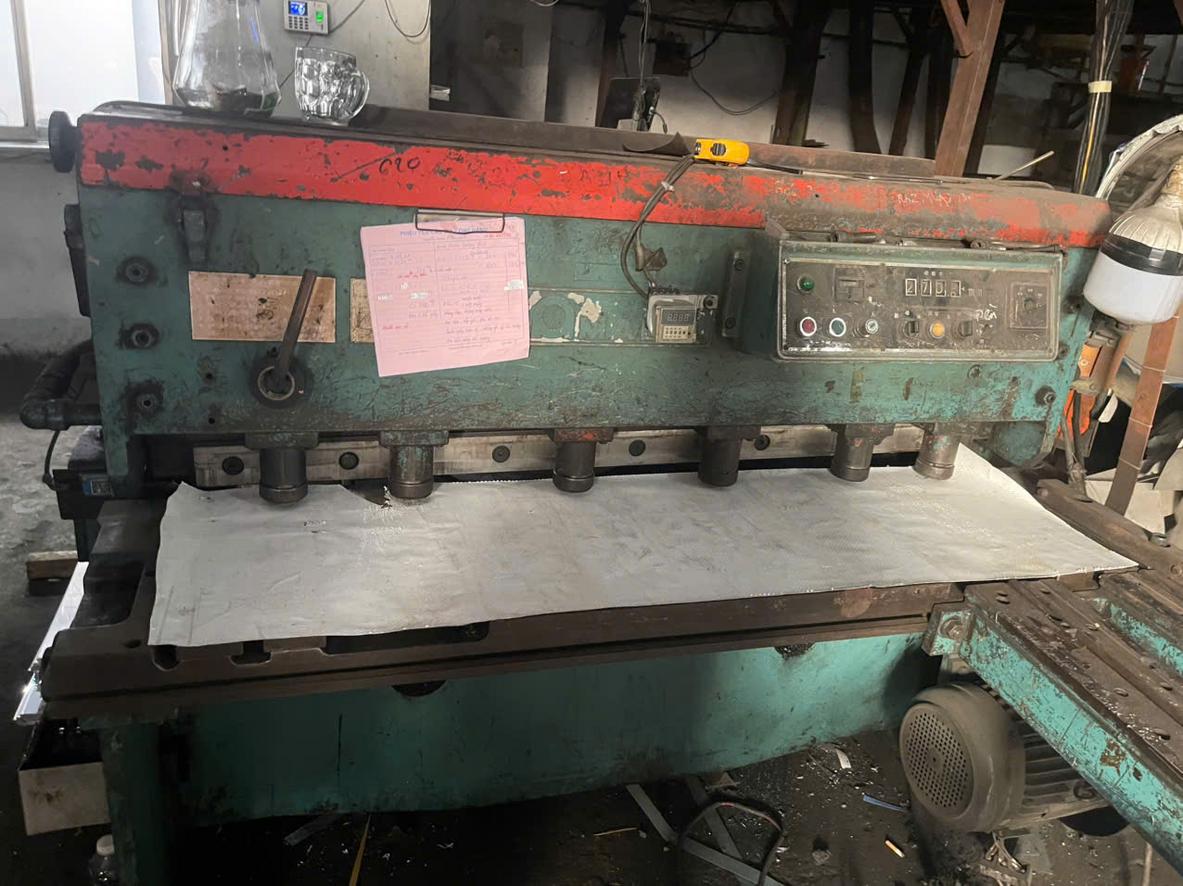 Inox 304 phù hợp cho bếp công nghiệp nhờ cân bằng giữa chống gỉ, vệ sinh và chi phí.