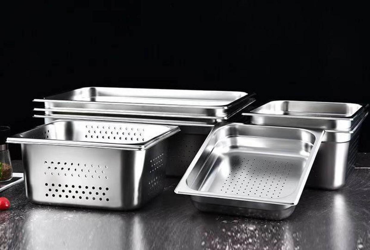 Khay inox GN 1/6 phù hợp quầy topping và buffet nhờ chuẩn GN đồng bộ.