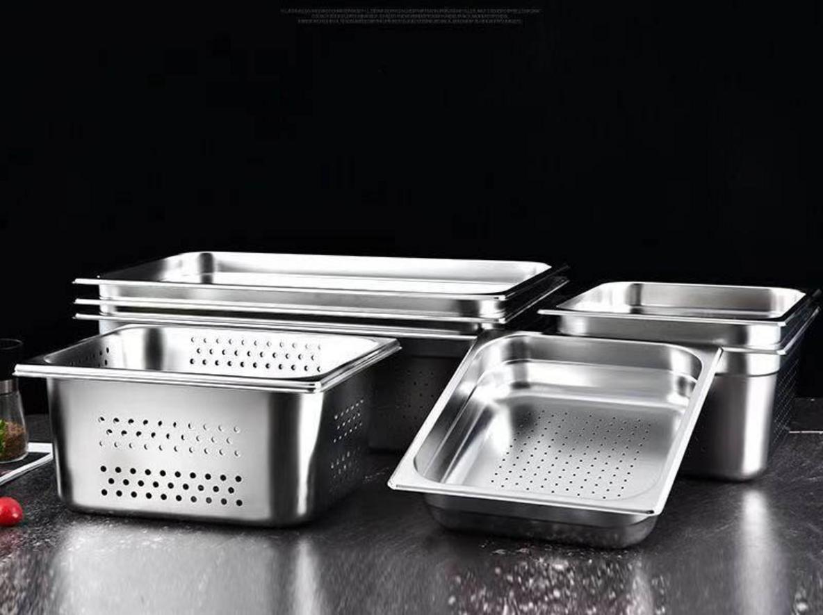 Inox 201 dày 0.7 mm giúp khay inox GN 1/3 chắc chắn và dễ vệ sinh.