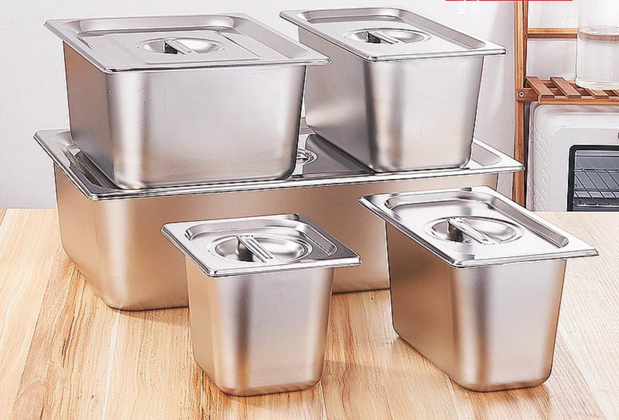 Cận cảnh khay inox GN 2/3 với mép bo tròn và bề mặt inox dễ vệ sinh.