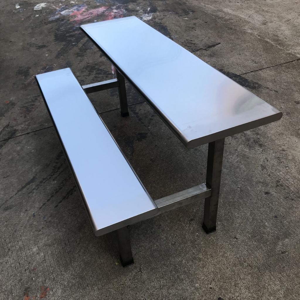 Khung chân 40x40 mm và giằng 25x25 mm tạo độ vững cho ghế băng công nhân.