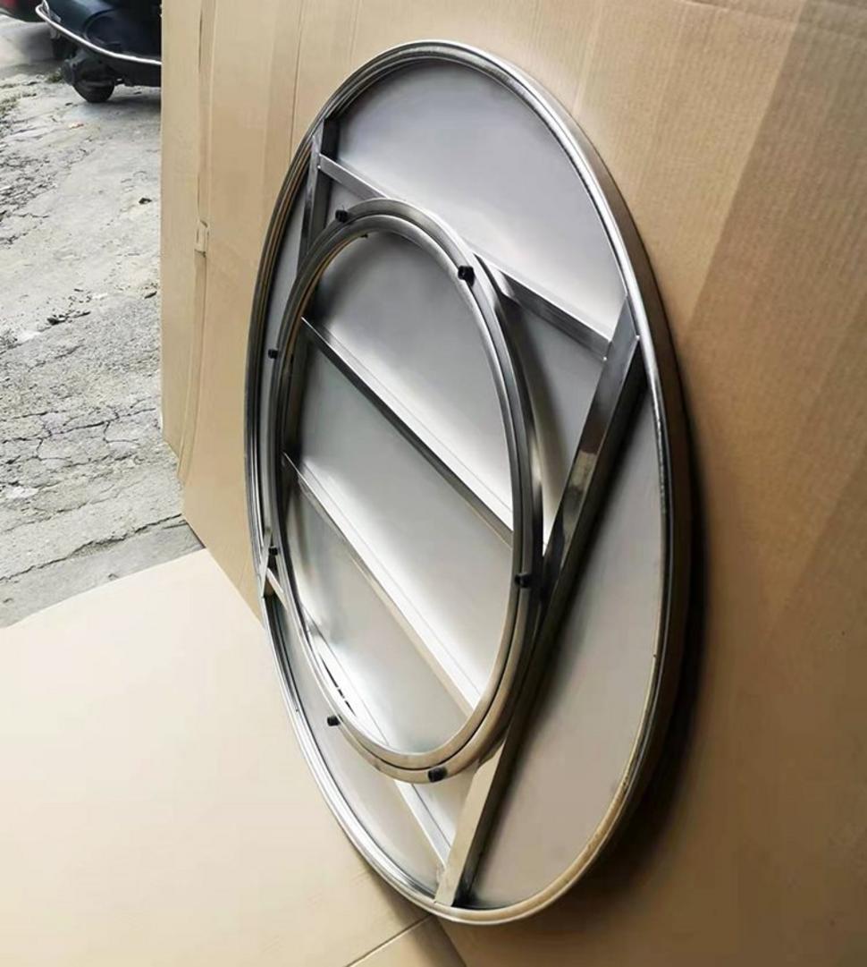 Khung inox 304 gia cố tăng cứng giúp bàn ổn định hơn khi sử dụng.