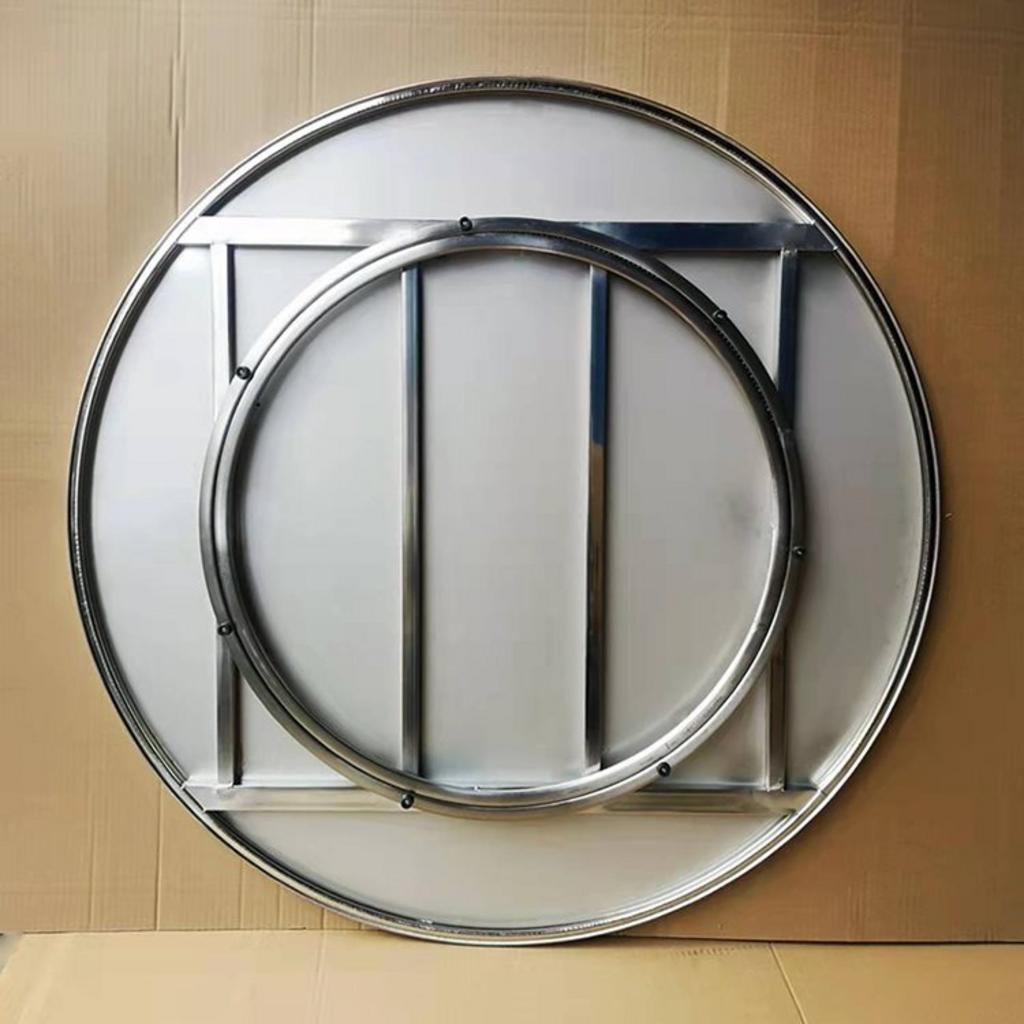 Khung inox 304 gia cố giúp mặt bàn tròn 130cm vững chắc hơn khi sử dụng.