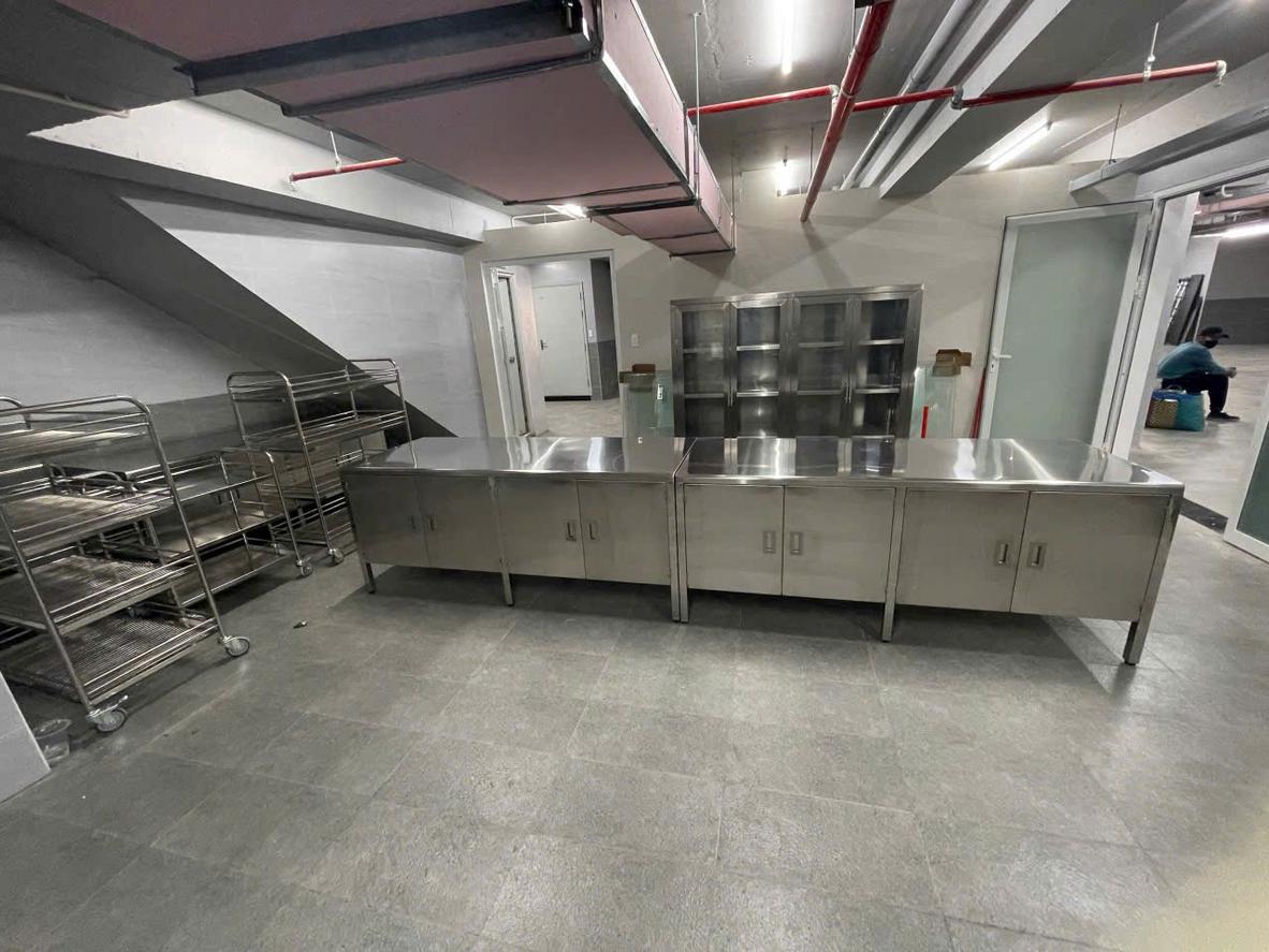 Các lỗi bố trí phổ biến làm phá vỡ nguyên tắc bếp 1 chiều.
