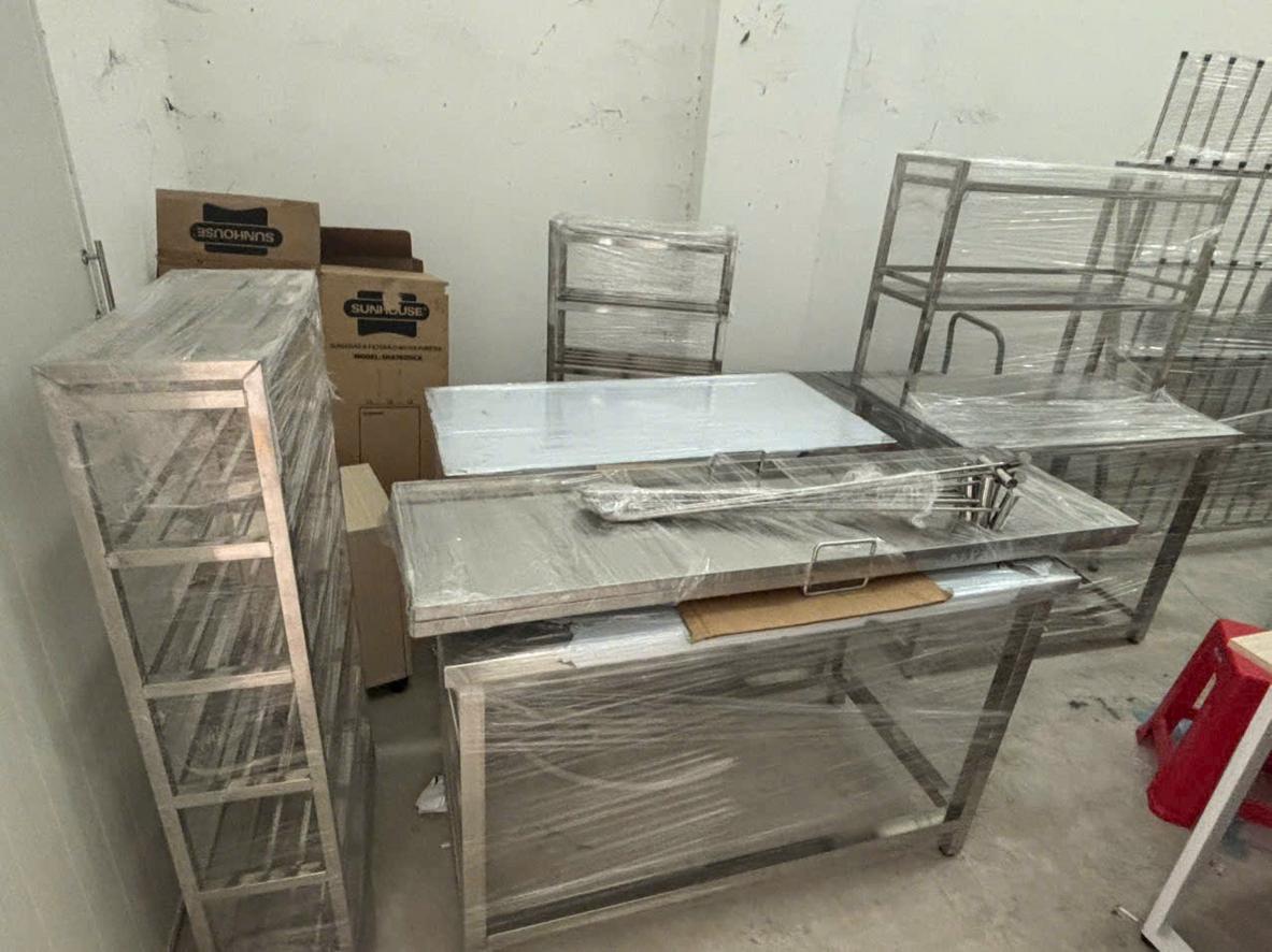 Năng lực gia công inox và cấu hình thiết bị cho bếp trường học.