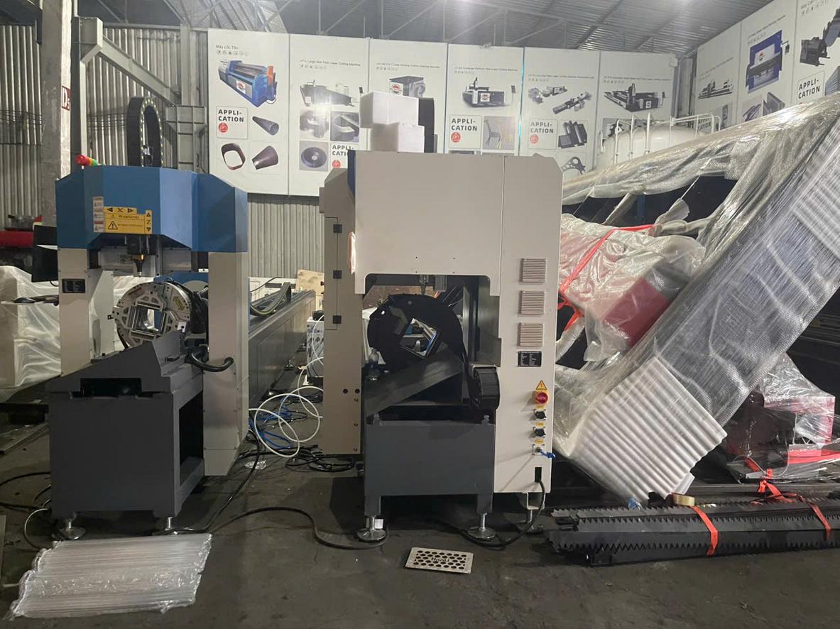 Máy móc và vật liệu là yếu tố quyết định độ chính xác và chất lượng gia công inox.