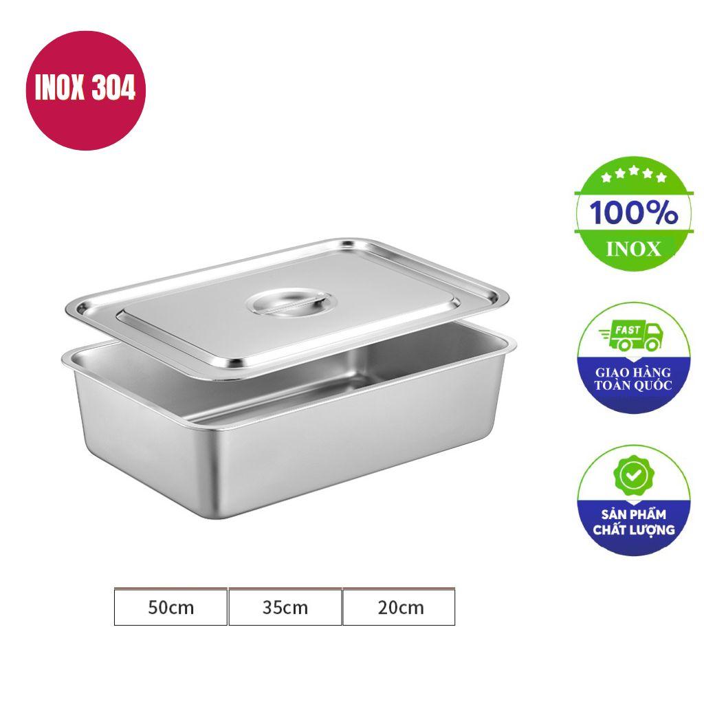 Nắp đậy kín giúp khay inox giữ thực phẩm sạch hơn và giảm bụi bẩn trong quá trình bảo quản.