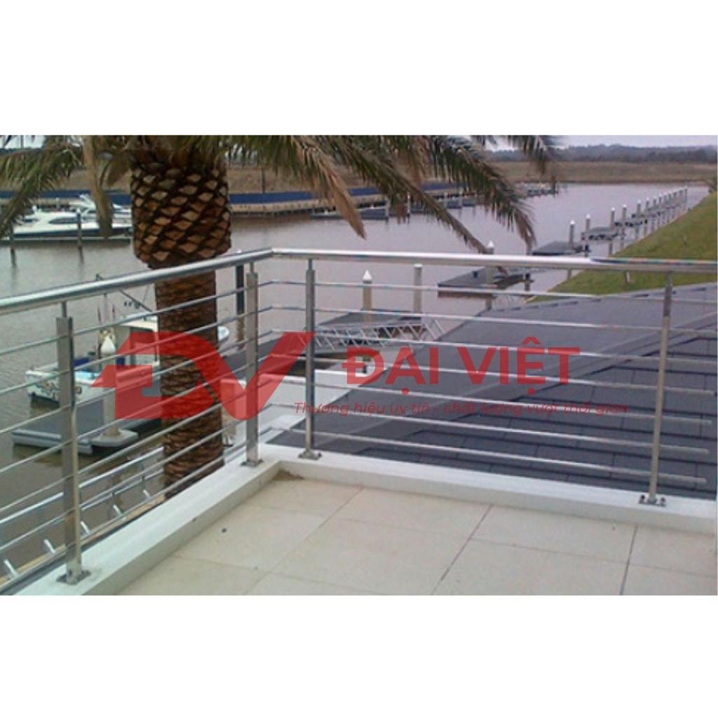 Ống inox tròn và trụ lan can tròn tạo kết cấu chắc chắn, thanh thoát.