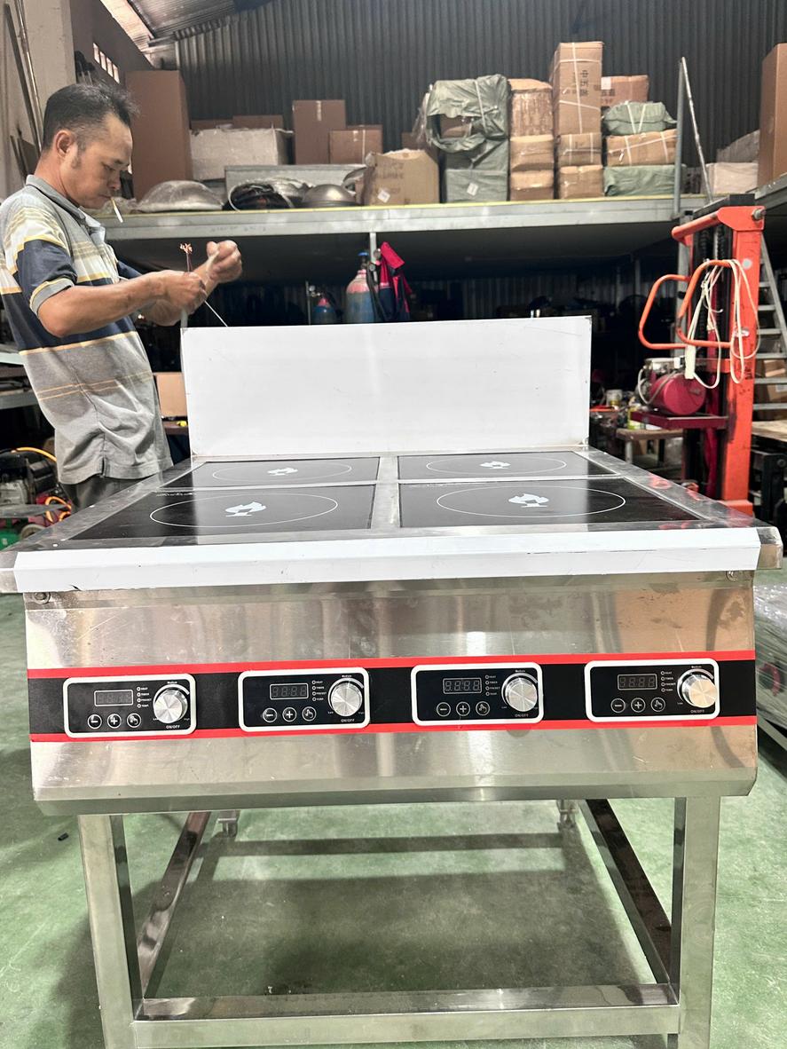 Quy trình vệ sinh cuối ca giúp mặt kính và thân bếp luôn sạch, giảm tích tụ dầu mỡ.