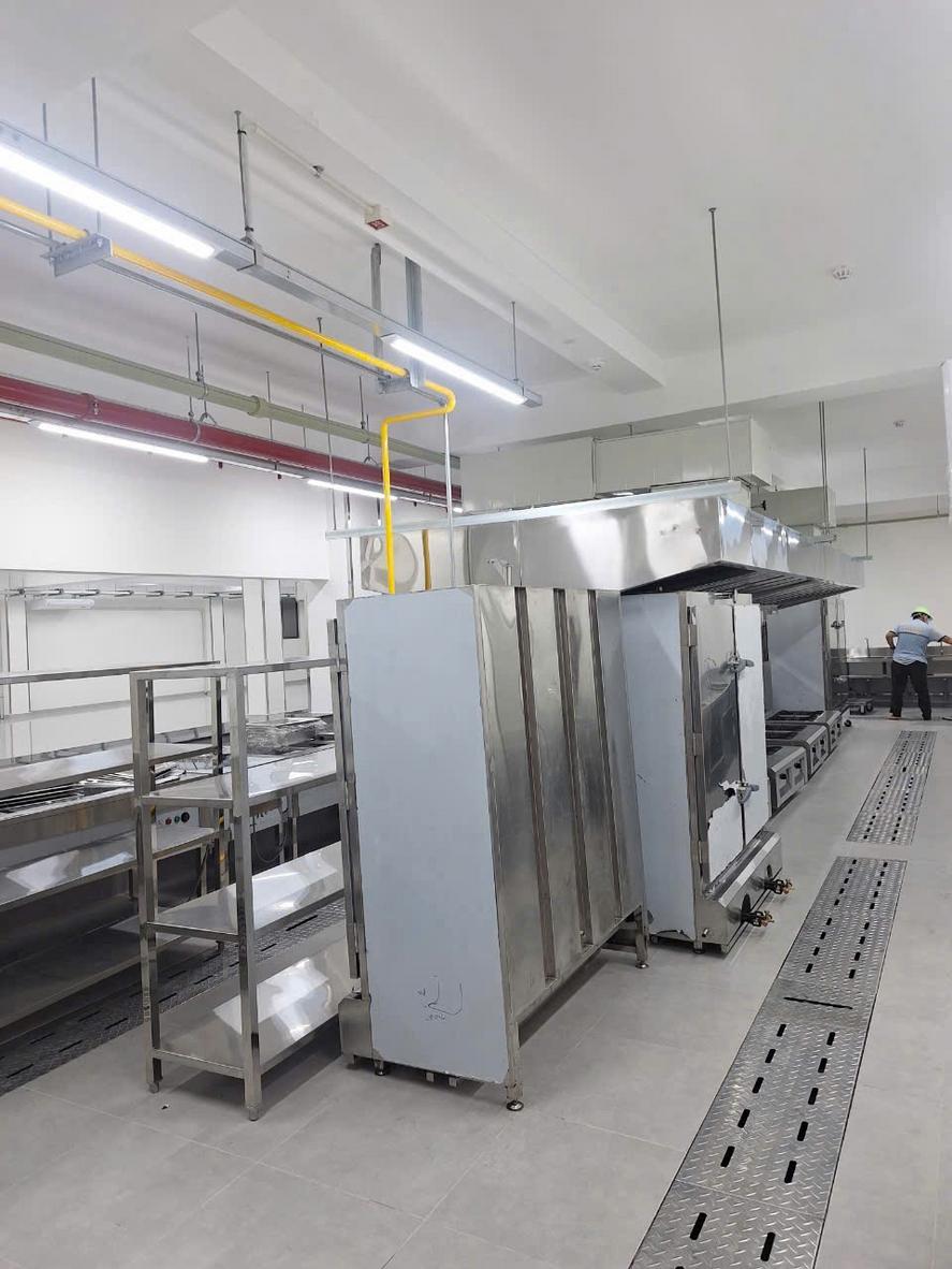Sơ đồ khác biệt giữa bếp căn tin và bếp nhà hàng về công suất và luồng vận hành.