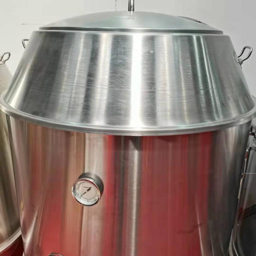 Thiết kế kín của lò quay vịt inox bằng than 100 giúp giữ nhiệt tốt và tiết kiệm than.
