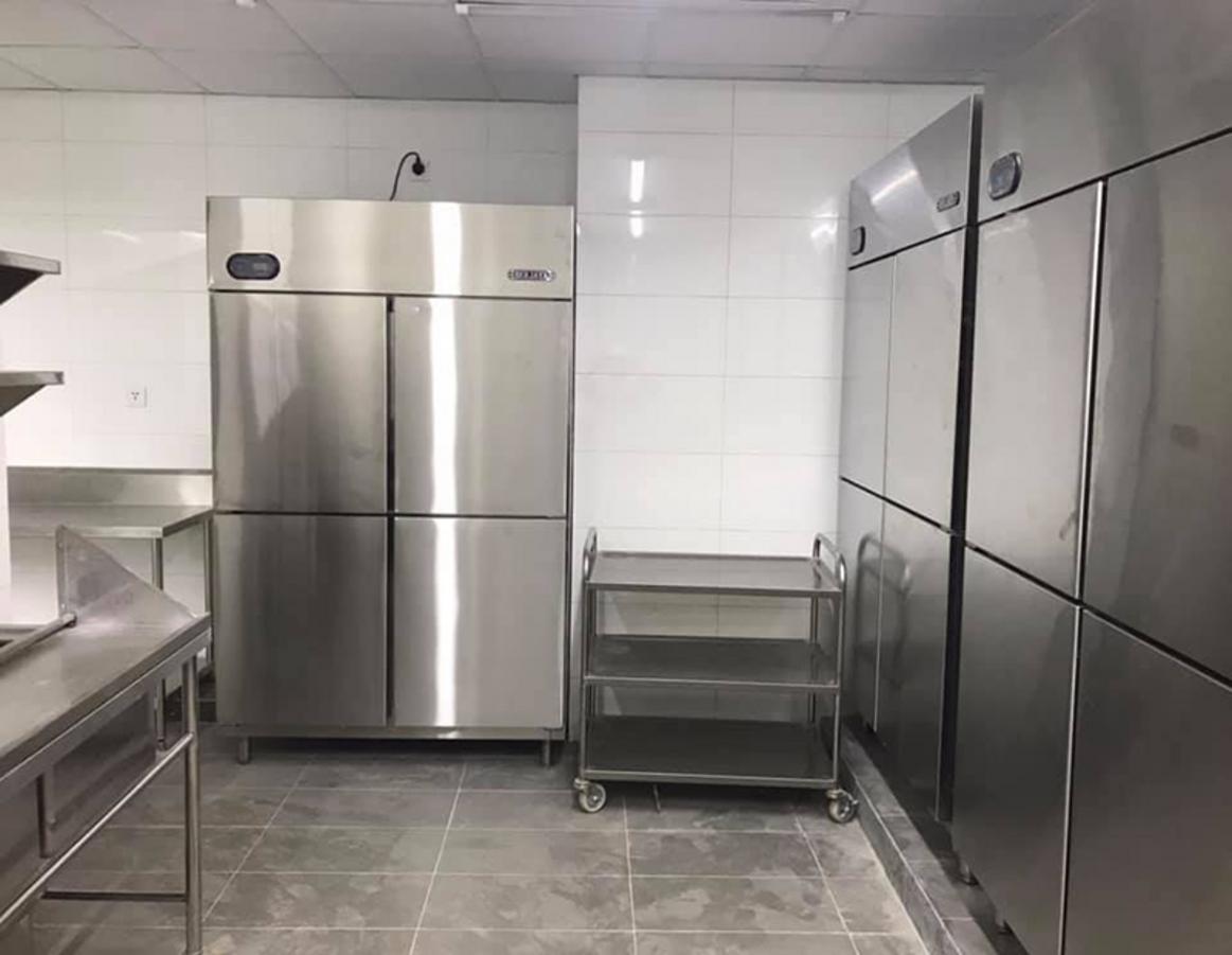 Thiết kế nằm ngang rộng giúp thao tác lấy hàng nhanh và bố trí gọn trong bếp kinh doanh.