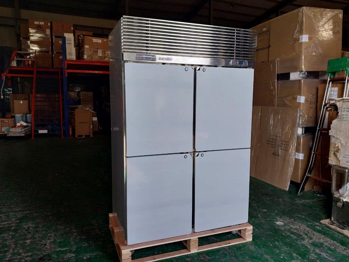 Thân vỏ inox chống gỉ giúp tủ bền và dễ vệ sinh trong môi trường bếp.