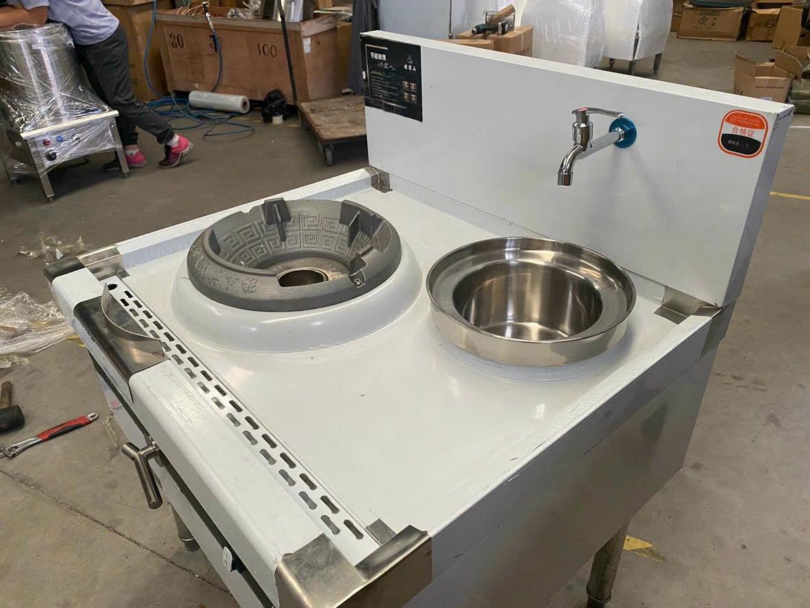 Bầu nước tích hợp 1m2 giúp đầu bếp lấy nước nấu canh và vệ sinh bếp tức thì.