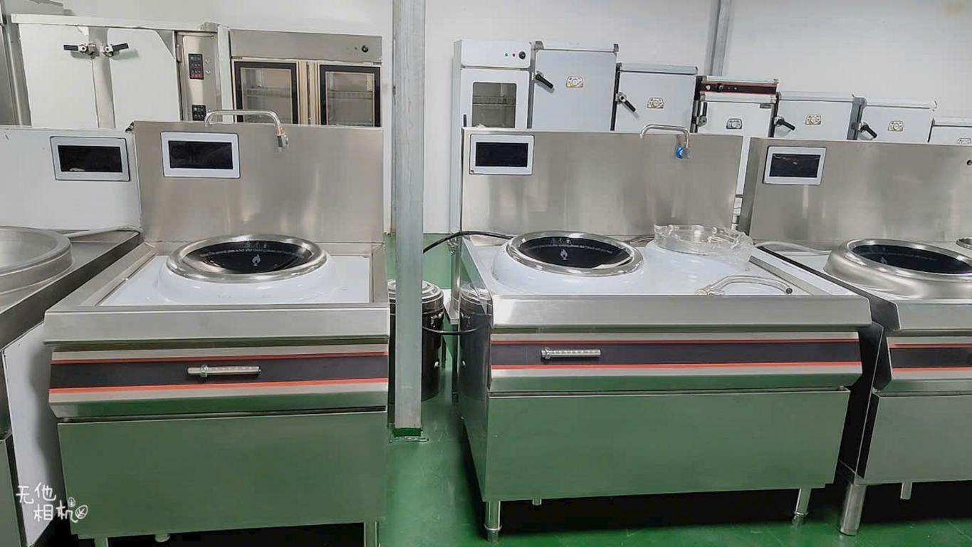 Bầu nước tích hợp giúp đầu bếp thao tác nhanh gọn hơn trong giờ cao điểm