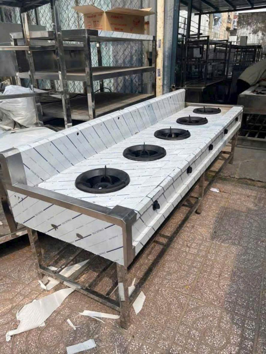 Thiếu lửa trong giờ cao điểm làm giảm tốc độ ra món và ảnh hưởng chất lượng xào.