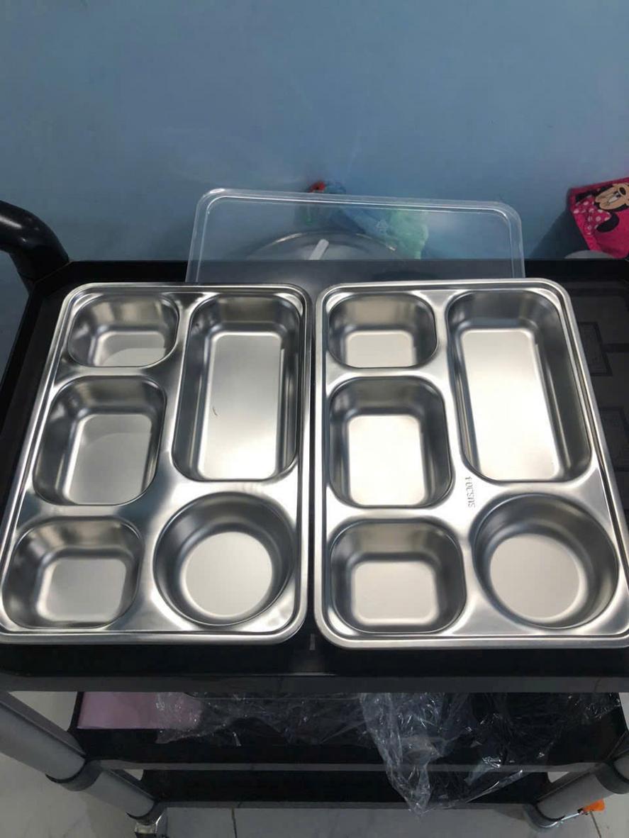 Góc bo tròn giúp khay ăn cơm inox 3 ngăn 20x17x3.2cm an toàn hơn khi cầm nắm.