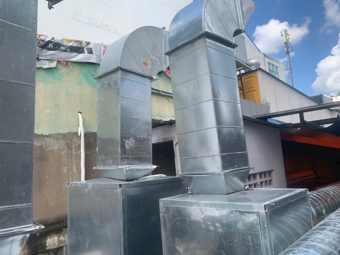 Chụp hút khói đơn thường dùng cho line bếp đặt sát tường.