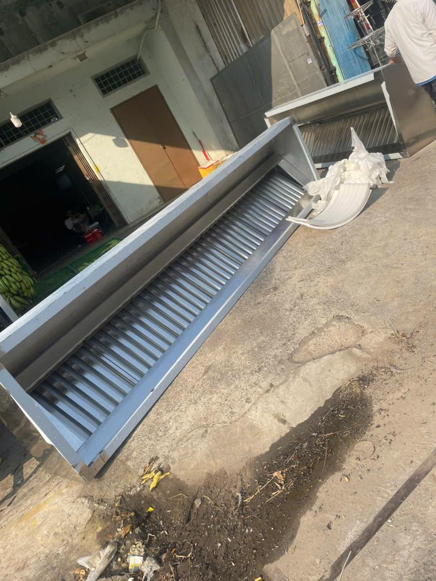 Chụp bằng đúng chiều dài bếp thường không đủ vùng gom khói ở hai đầu.
