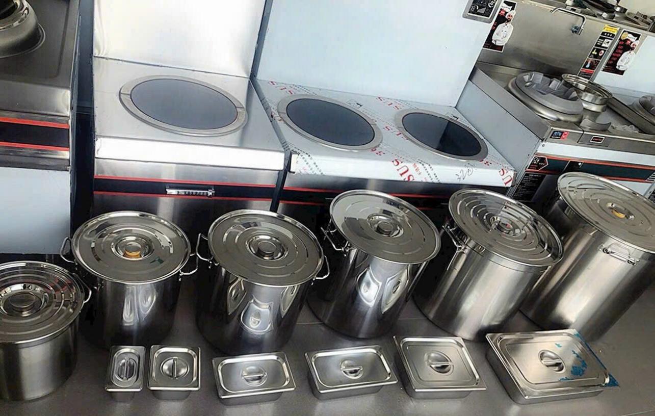 Công thức tính số bếp dựa trên suất ăn giờ cao điểm và năng suất từng thiết bị.