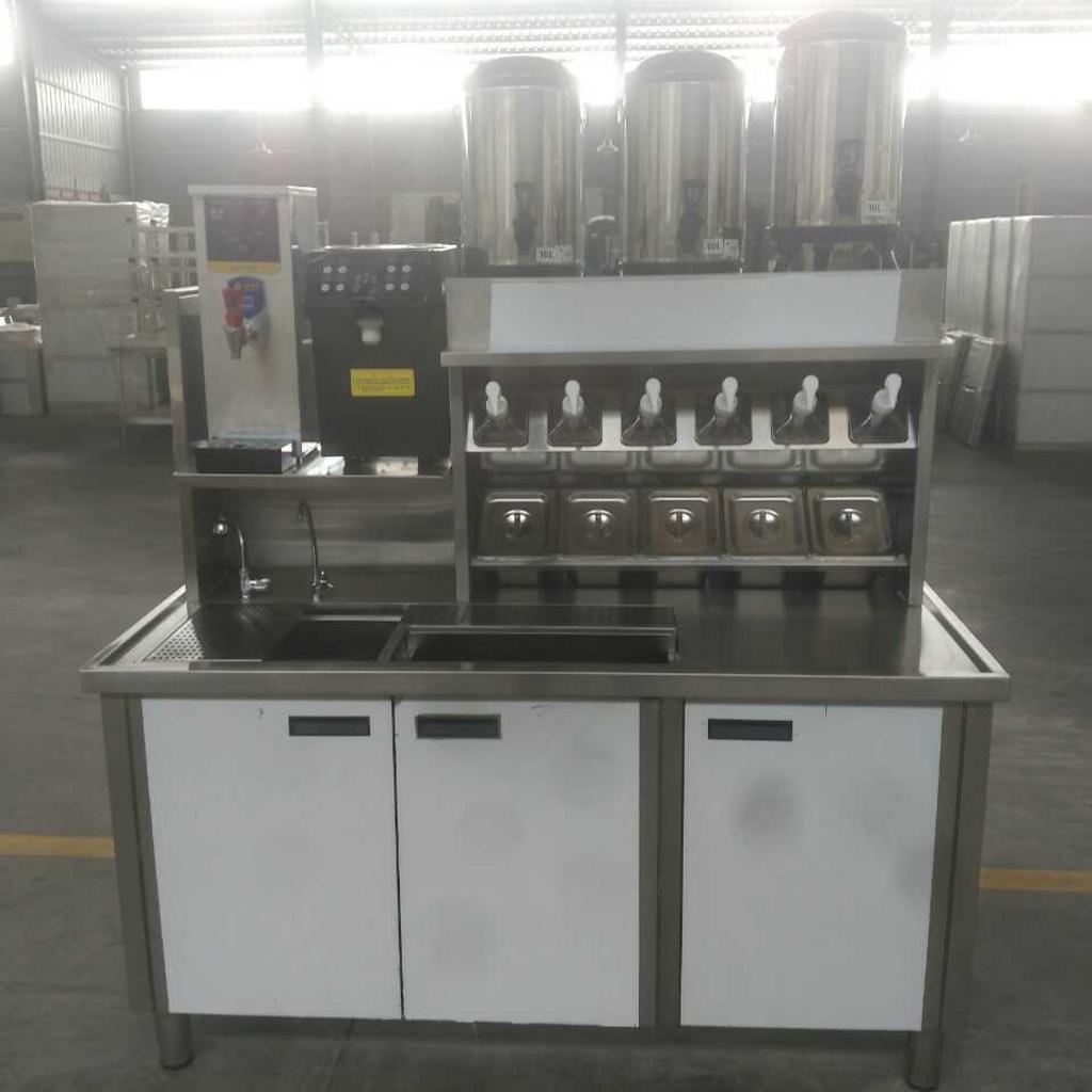 Inox 201/304 dày 0.6-1.2mm giúp quầy bền và dễ vệ sinh.