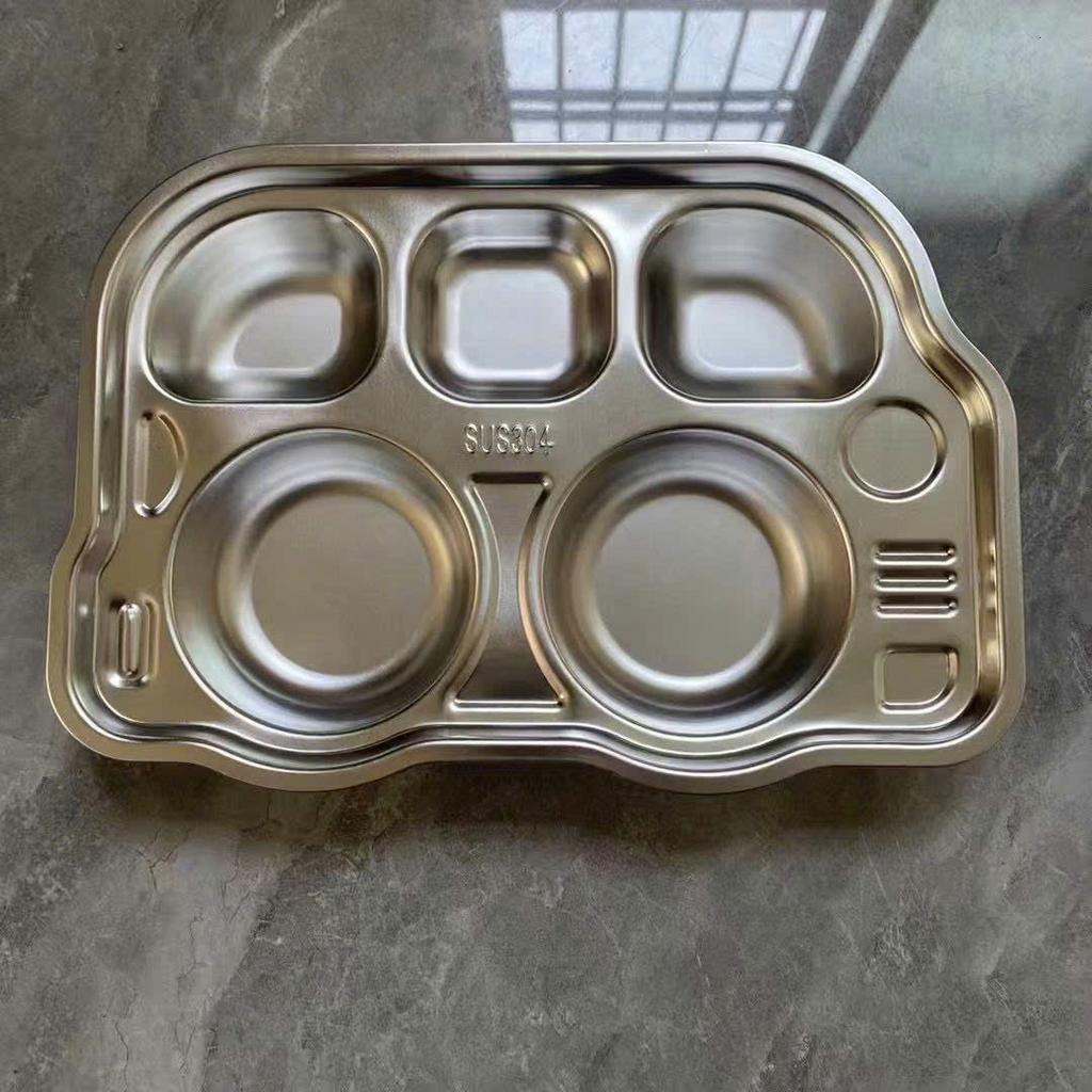 Ba ngăn riêng biệt giúp khay ăn cơm inox 3 ngăn 20x17x3.2cm chia món khoa học.