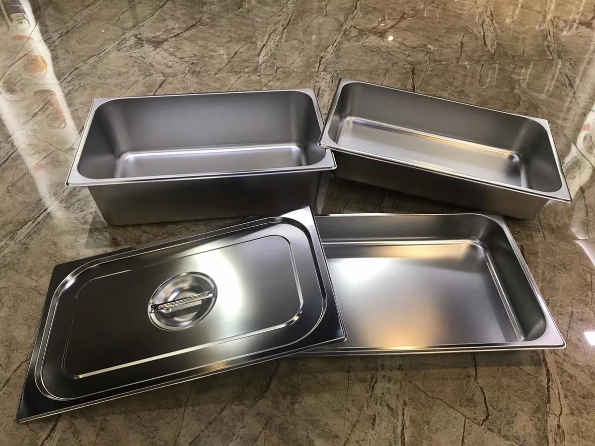 Khay ăn cơm inox 3 ngăn 29.5x22x4cm bằng inox SUS 304, bề mặt sáng mịn và dễ vệ sinh.