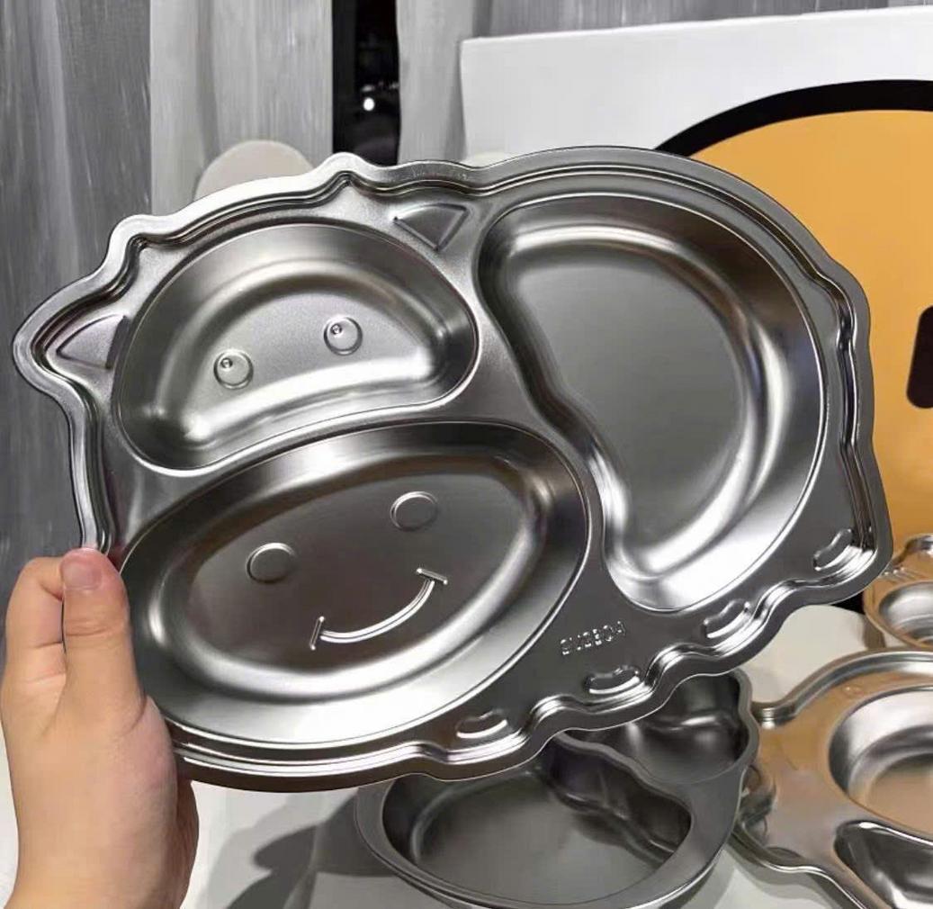 Bề mặt bóng, góc bo tròn và 3 ngăn phân chia của khay cơm inox 3 ngăn 24x17x4.2cm.