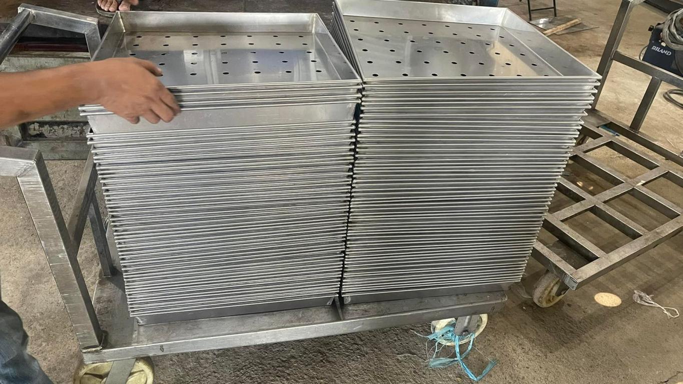 Khay inox đục lỗ giúp khí lạnh lưu thông và thoát nước tốt hơn khay phẳng kín.