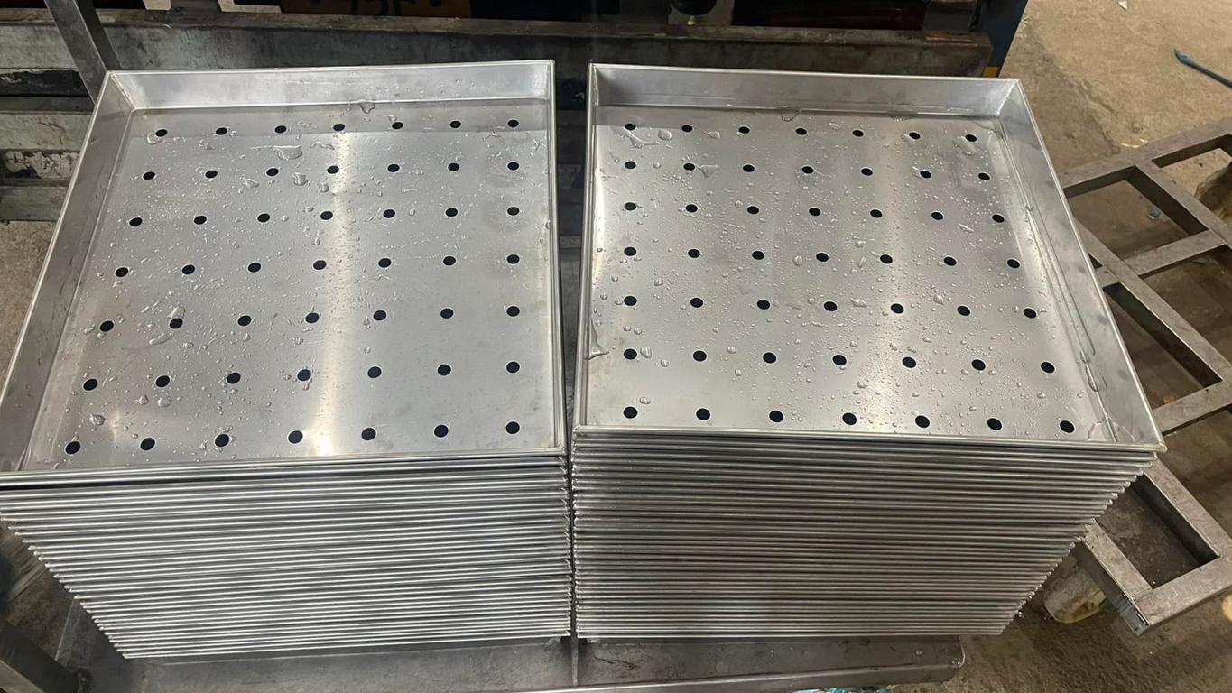 Khay inox mỏng dễ móp méo hơn khi xếp chồng nhiều lần trong kho lạnh.