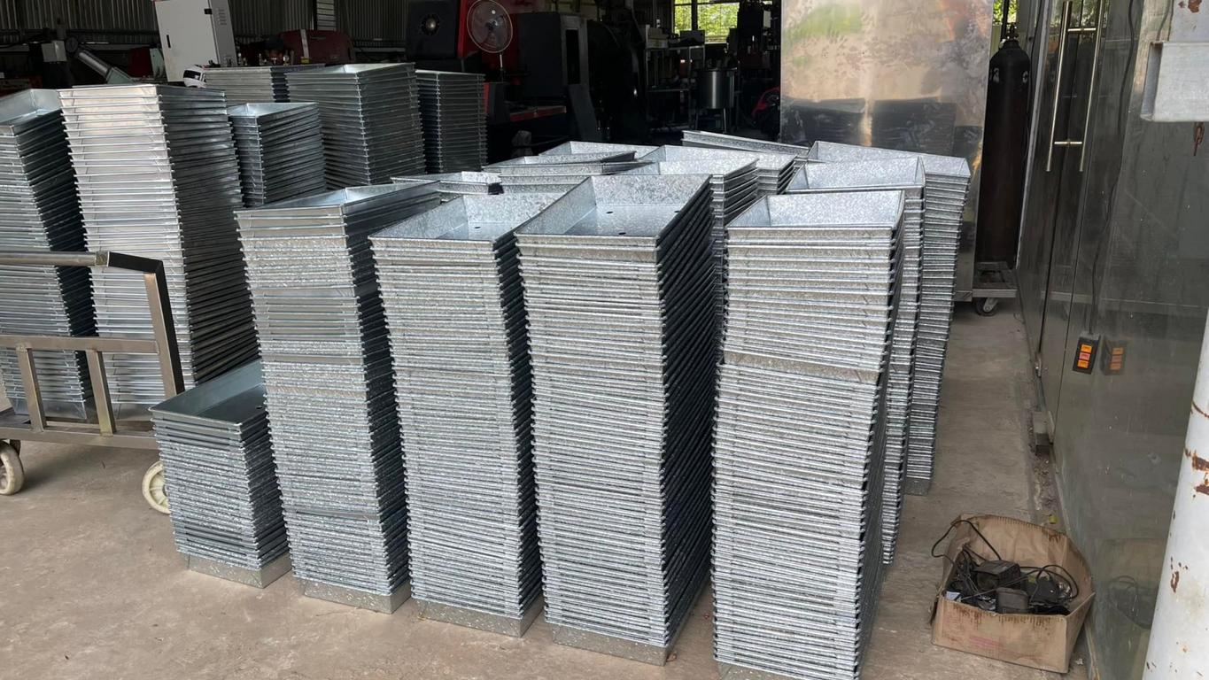 Khay inox xuất hiện rỉ sét và móp méo sau thời gian sử dụng trong kho lạnh.