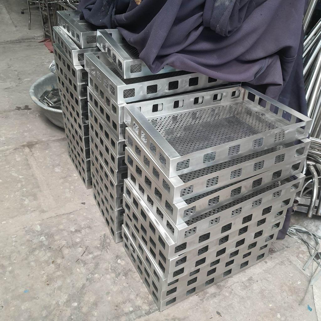 Độ dày khay ảnh hưởng trực tiếp đến khả năng xếp chồng nhiều tầng trong kho lạnh.