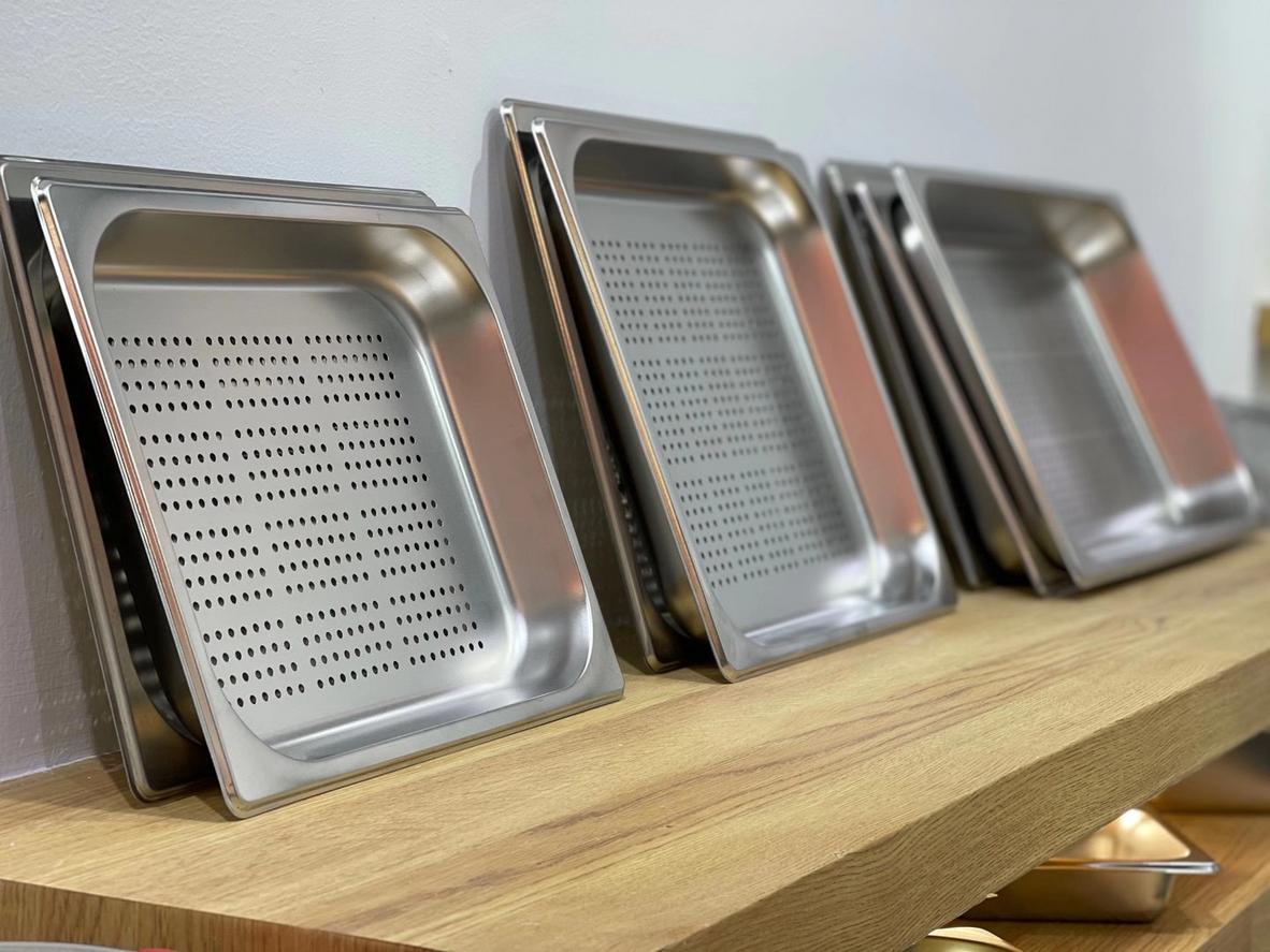 Khay ăn cơm inox 3 ngăn 21x20x3.5cm được kiểm tra kích thước và độ cứng trước khi giao.