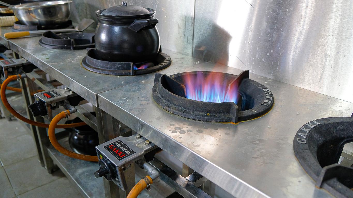 Bố trí bếp 6 họng phối hợp với hệ thống hút khói.